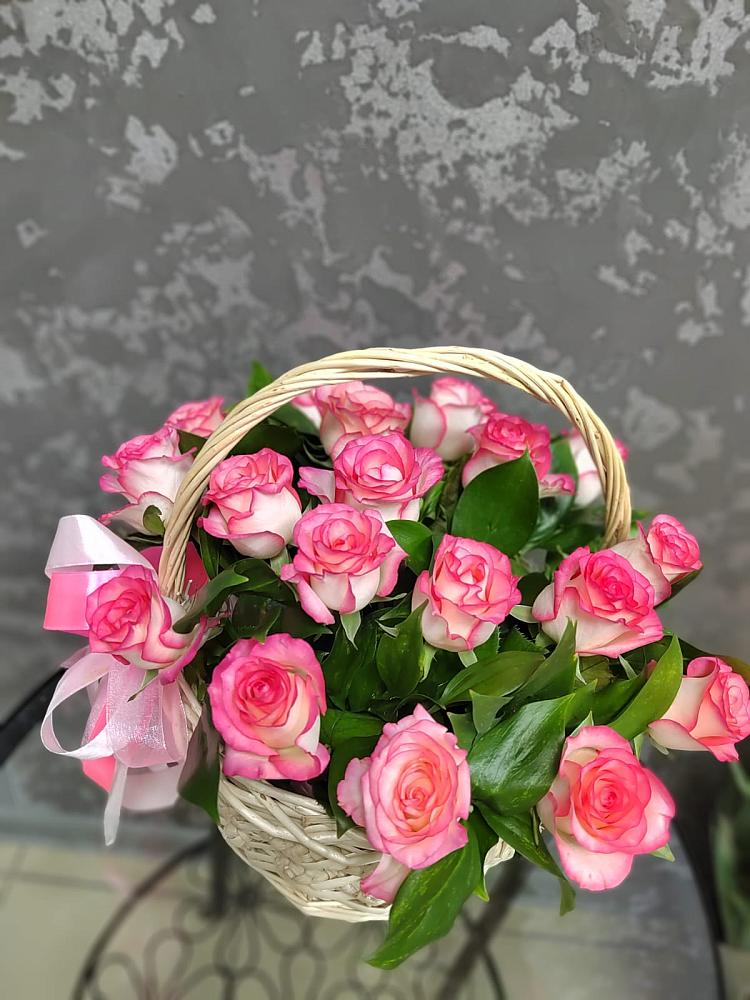 Цветочная композиция из Розы в корзине в Плесецке