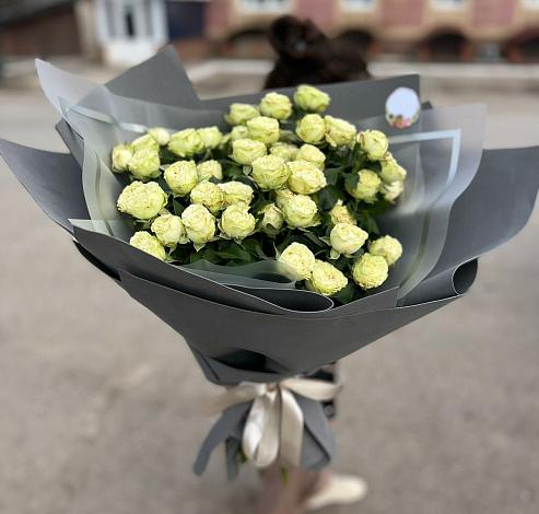 Букет Белые кустовые розы Солинеро в Плесецке