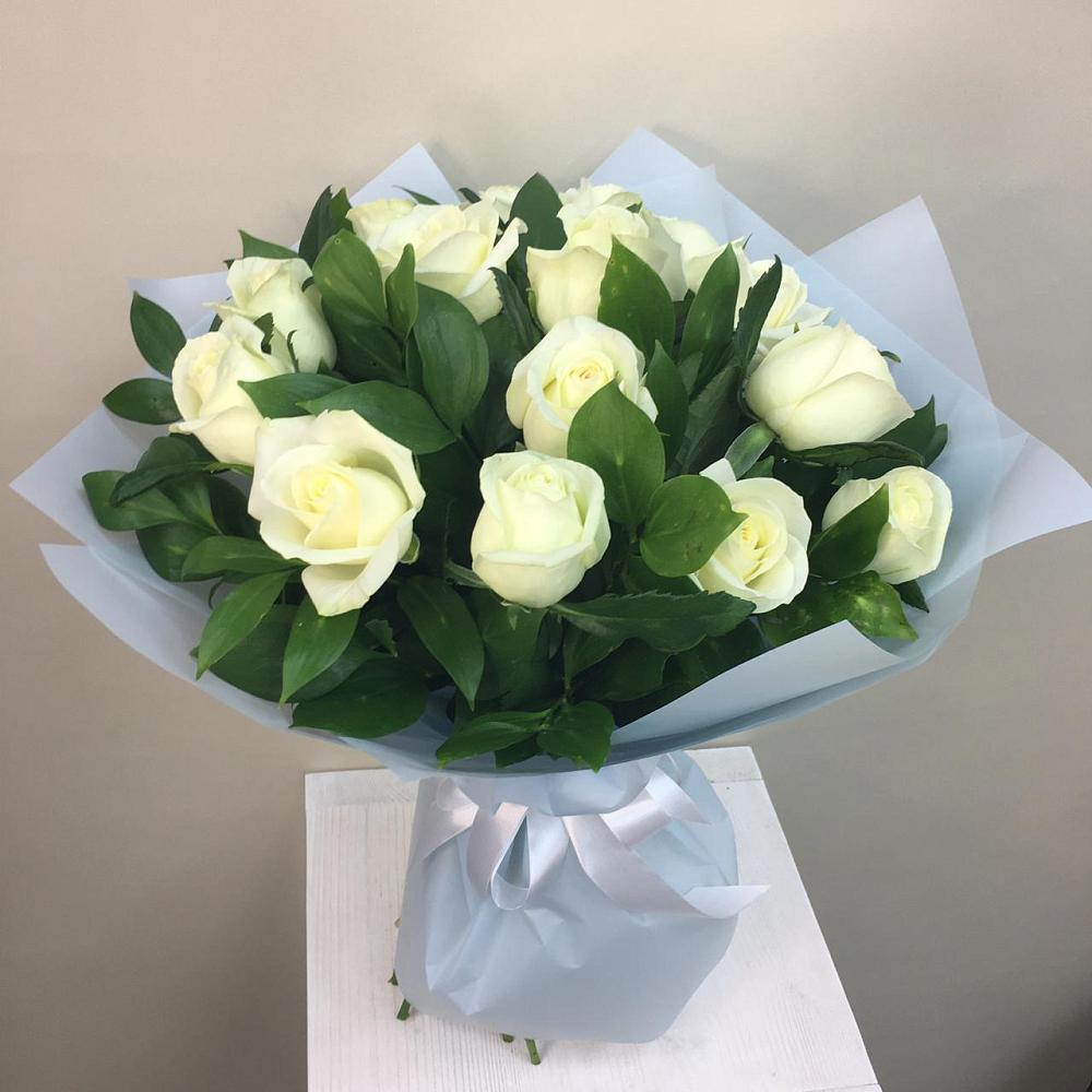 Букет 15 Белых роз Проуд в Плесецке