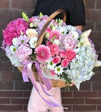 Композиция солнечный день в Плесецке Цветочная композиция из Розы, Хризантемы, Пионы и Лизиантусы в корзине в Плесецке