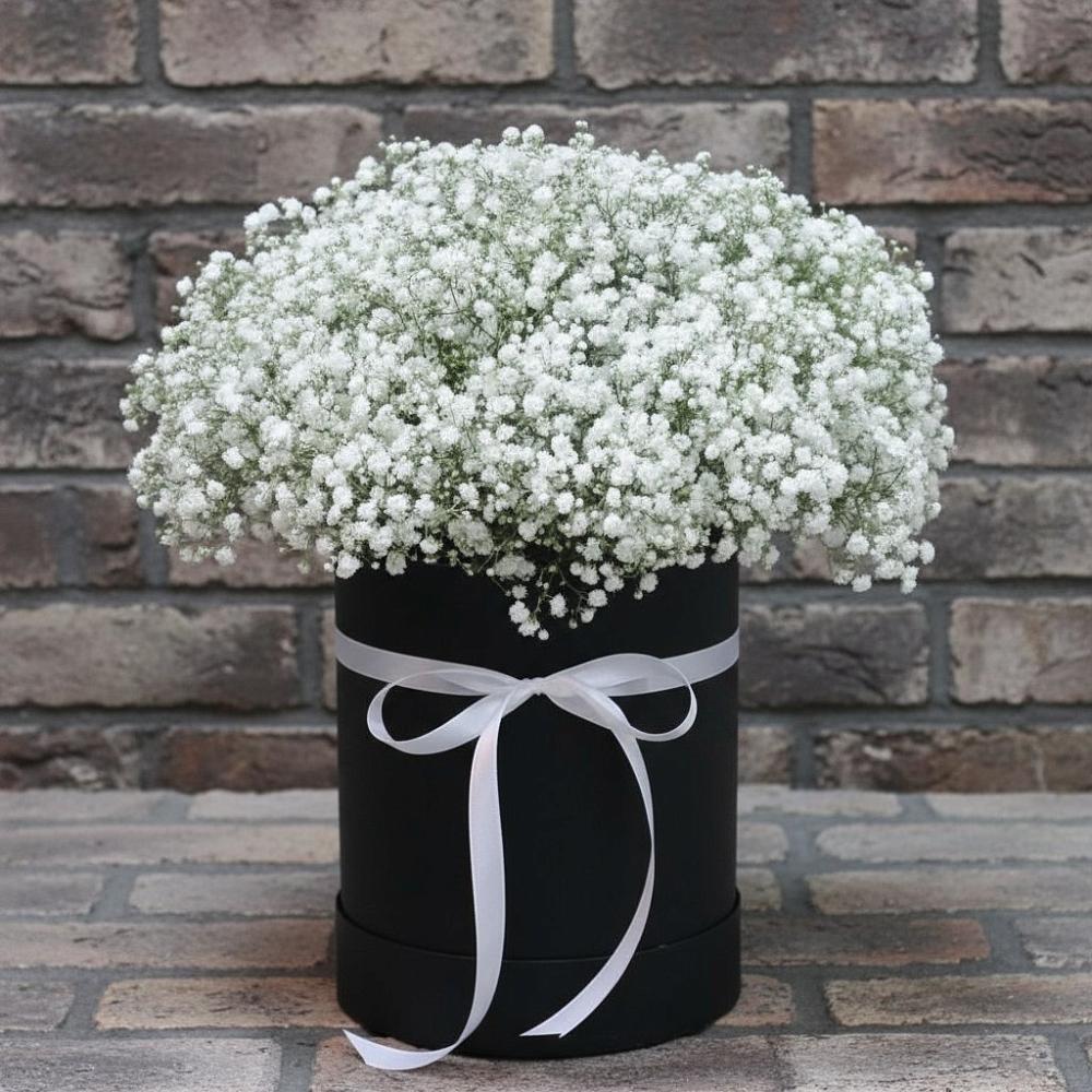 Цветочная композиция из Гипсофила в шляпной коробке в Плесецке