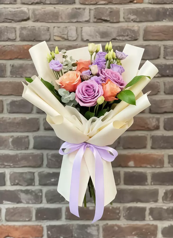 Букет цветов из: Лизиантусы и Розы в Плесецке