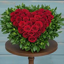 Цветочная композиция из Розы в виде сердца в Плесецке