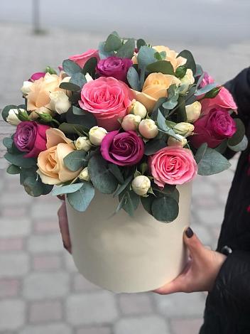 Цветочная композиция из Розы в шляпной коробке в Плесецке