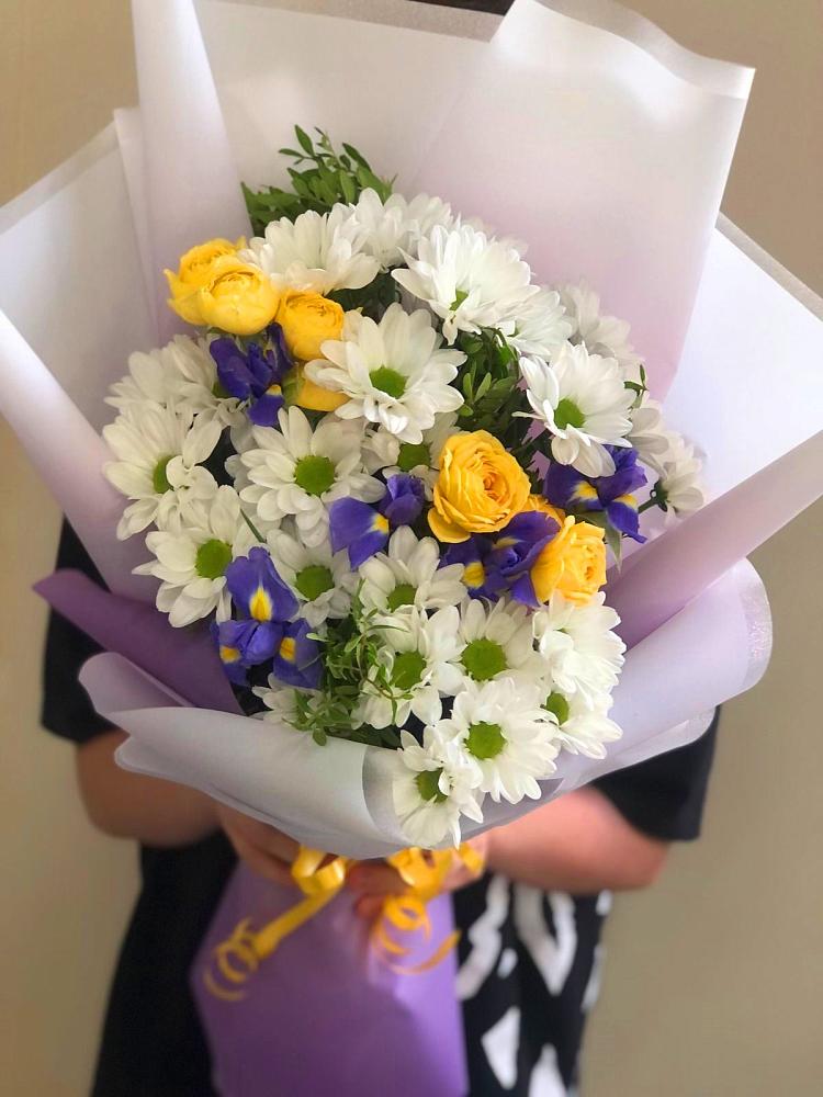 Букет цветов из: Ирисы, Хризантемы и Розы в Плесецке