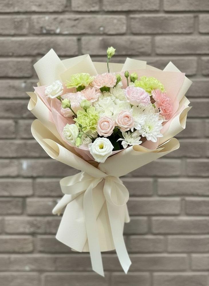 Букет цветов из: Гвоздики, Розы, Лизиантусы и Хризантемы в Плесецке