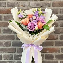 Букет цветов из:  Лизиантусы и Розы в Плесецке