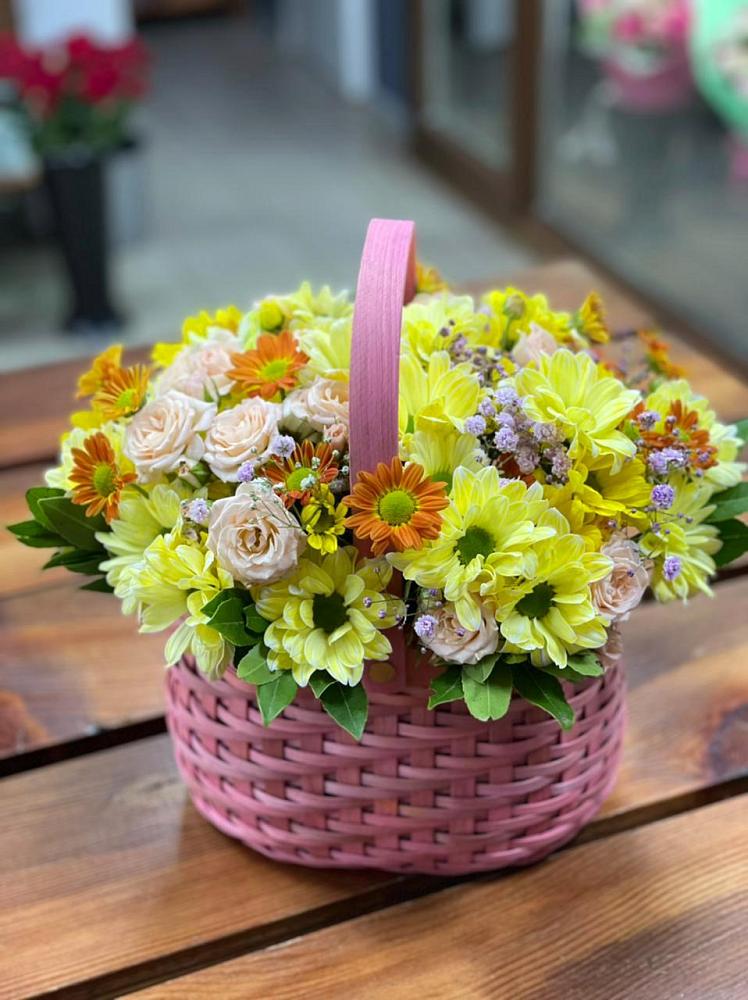 Цветочная композиция из Хризантемы и Розы в корзине в Плесецке