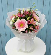 Букет цветов из:  Герберы, Альстромерии и Лизиантусы в Плесецке