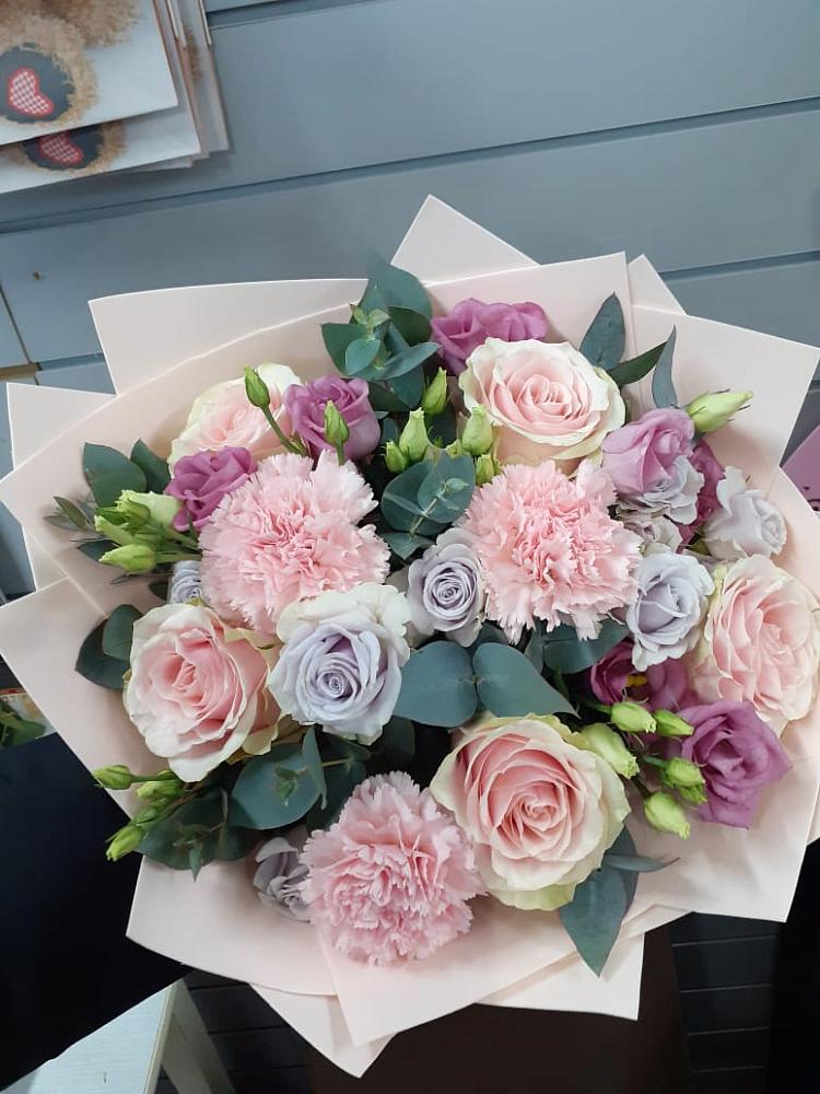 Букет цветов из: Розы, Гвоздики и Лизиантусы в Плесецке